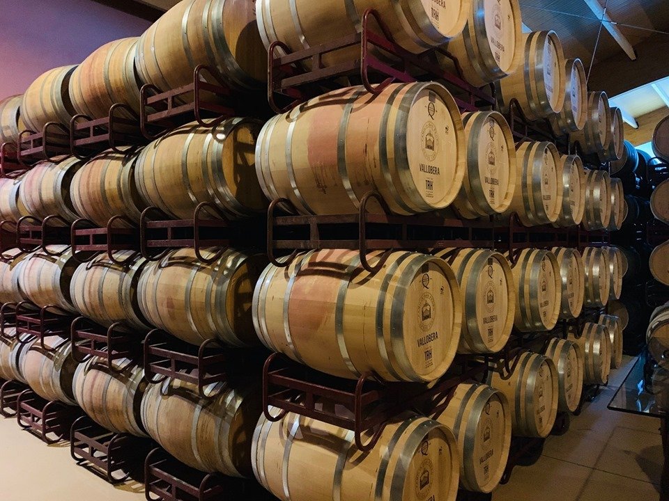 Mimamos en nuestras barricas toda la fruta de la Rioja Alavesa 🍷 

#BodegasVallobera #Desde1992 #FamiliaSanPedro
