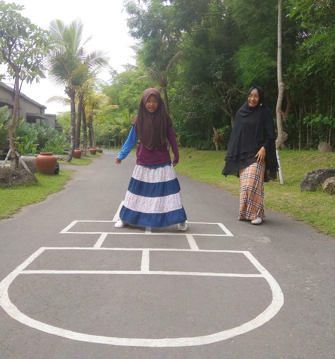 Hari libur yuk ajak anak main di luar,contoh main engklek gunung.Selain menjalin kedekatan bersama anak,engklek ini juga bagus utk tumbuh kembang melatih otot kaki saat melompat&amp;melatih ketepatan melempar gacoan ke dalam kotak yang akan dituju.#MombassadorSGMEksplor #GenerasiMaju