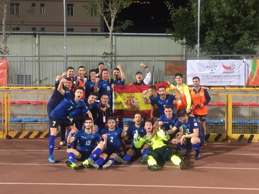 InfoUMA's tweet photo. ¡Imparables! Nuestra selección masculina de #fútbol⚽️ se clasifica para los cuartos de final de la Copa del Mundo Universitaria, que se celebra estos días en China. 
#Deporte #Malaga
¡RT para desearles más éxitos! https://t.co/lkcEyTHthM