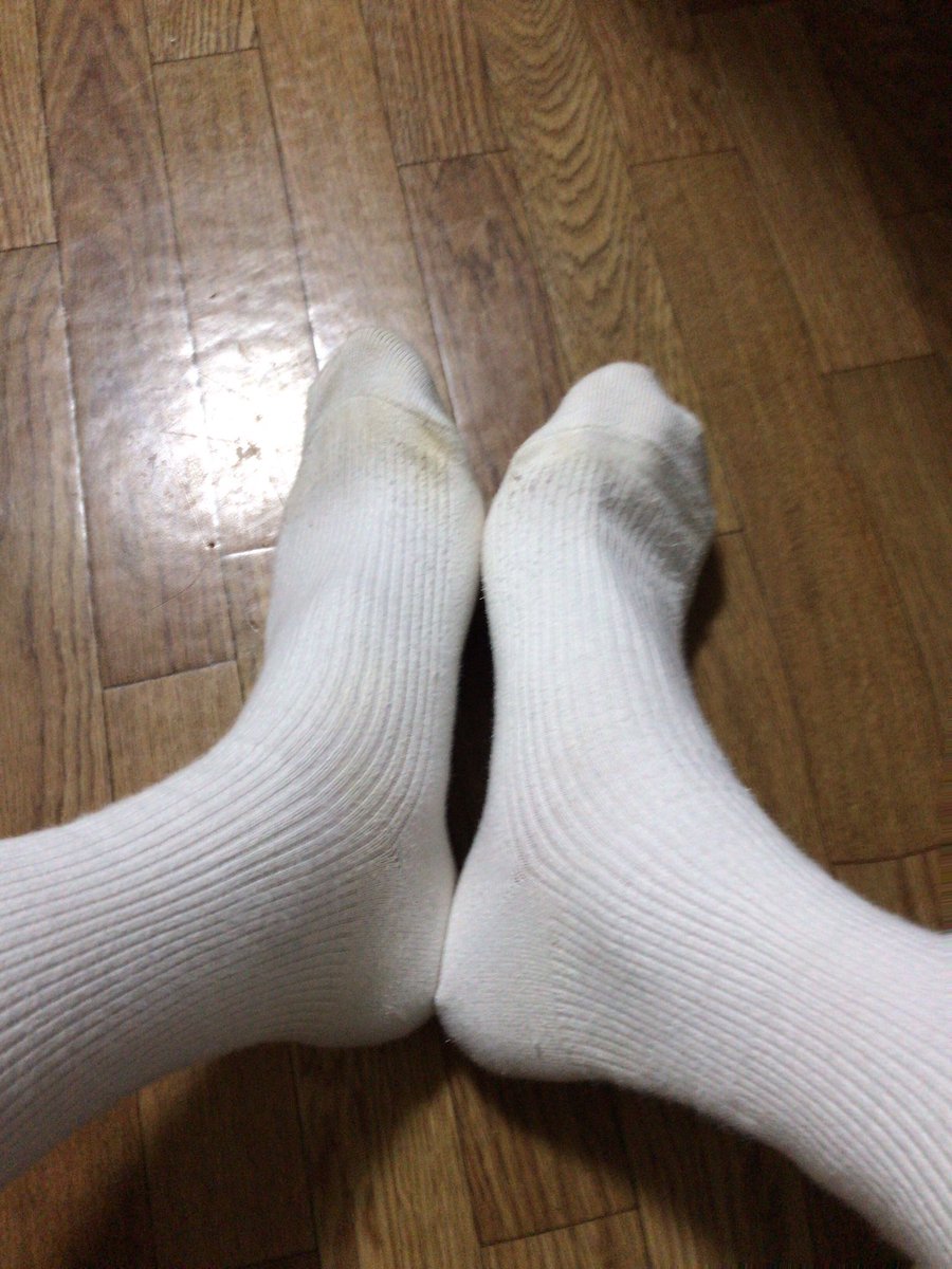 𝓡 今日は体育あったから結構蒸れた 高1の時から履いてる靴下 足裏めっちゃ汚い 足フェチ 脚フェチ 足裏 ソックス足裏 白ハイソ 白ハイソックス 白靴下 白ソックス 白ソ