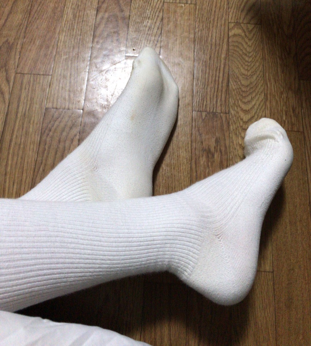 𝓡 今日は体育あったから結構蒸れた 高1の時から履いてる靴下 足裏めっちゃ汚い 足フェチ 脚フェチ 足裏 ソックス足裏 白ハイソ 白ハイソックス 白靴下 白ソックス 白ソ