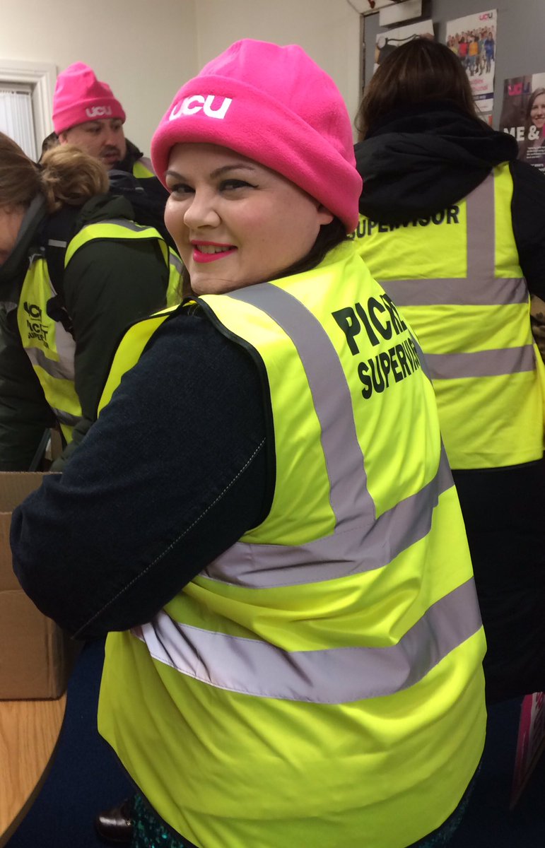 Jess_Gagnon's tweet photo. #UCUstrike #UCUstrikesback #StrikeStyle #StrikeAPose @ucu @StrathclydeUCU @strath_occupied https://t.co/hC1QxktOnw