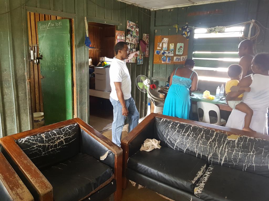 SOgooue's tweet photo. Le Maire du 1er Arrondissement de la Commune de Lambarene, Monsieur Roger EKOMI NDONG en soutien moral ce jour aux populations du 1er Arrondissement ,victimes des inondations. 
Ici au quartier ADOUMA .
@AnicetEdgard @BerreMadeleine @GouvGabon https://t.co/1lHdbr4sus