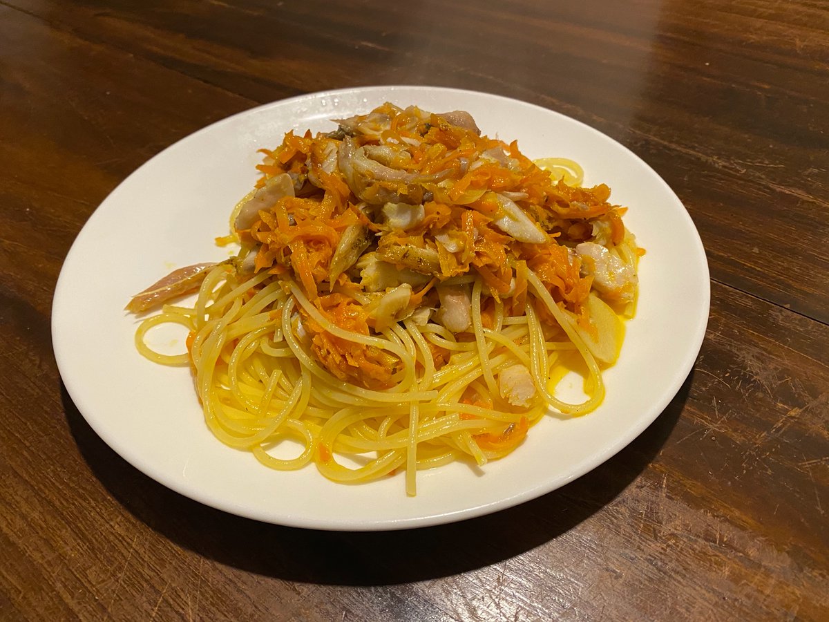 佐々木俊尚 アタラシイヒモノ で作ってるアジ干物でパスタ たっぷりのオリーブ油で揚げ焼きし いったんフライパン から引き上げて骨を外してほぐしておく 残った油でにんじんにんにくをじっくり炒め 干物を戻してバターも足してパスタからめて完成