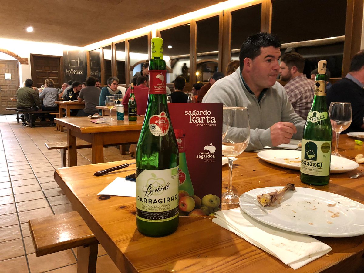 EuskalSagardoa's tweet photo. Afari arrakastatsua ostiralean #Ipintza Sagardotegian, Euskal Sagardo desberdinekin 🍎 https://t.co/7LFs8xWf9T