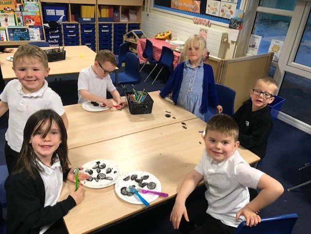 MethilhillPS's tweet photo. As part of their topic Day and Night, P2A enjoyed learning the different phases of the moon π#oreomoons #dayandnight https://t.co/etBmOGeUID