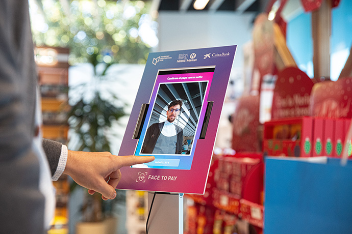 CaadDesign's tweet photo. En @Nestle Market ya se puede pagar con la cara.  https://t.co/kGJ7IN6MD7

Mediante su #app #FacetoPay, desarrolado por @caixabank y Payment Innovation Hub, los clientes pueden pagar mediante sistema de reconocimiento facial.

#CustomerExperience #CX 
#Tecnologia #Innovacion https://t.co/BjidlQX4Q0