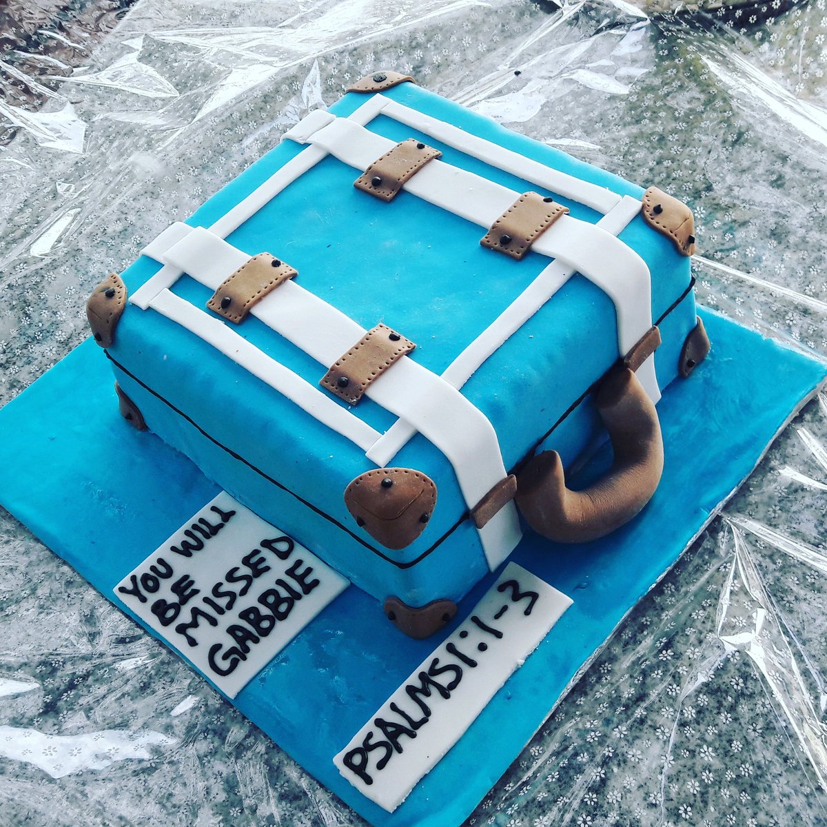 kanyonyicakes's tweet photo. With Cake, goodbyes are always joyful.
#briefcasecake #goodbyecake #goodbyecakes #farewellcake #farewellcakes https://t.co/XIqf1XNJc2