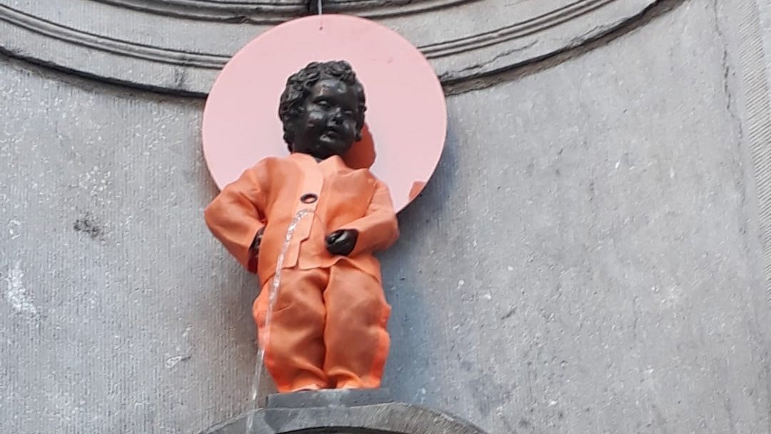 EU_Justice's tweet photo. We started International Day for the Elimination of #ViolenceAgainstWomen by joining the Manneken Pis in wearing orange.
Violence against women can happen anywhere. By spreading the hashtag #OrangetheWorld we can raise awareness about this issue. https://t.co/o6OUuqQo2W