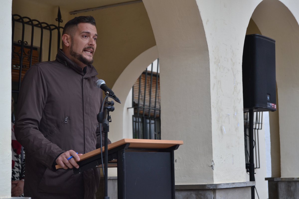 PeligrosSuena's tweet photo. Este 25 de noviembre, Día Internacional contra la Violencia hacia las Mujeres, nos hemos concentrado a las puertas del Ayuntamiento, y hemos guardado un minuto de silencio por las 52 mujeres asesinadas a manos de sus parejas o exparejas este año. 

 #PeligrosPorLosBuenosTratos https://t.co/FXEftWPW99