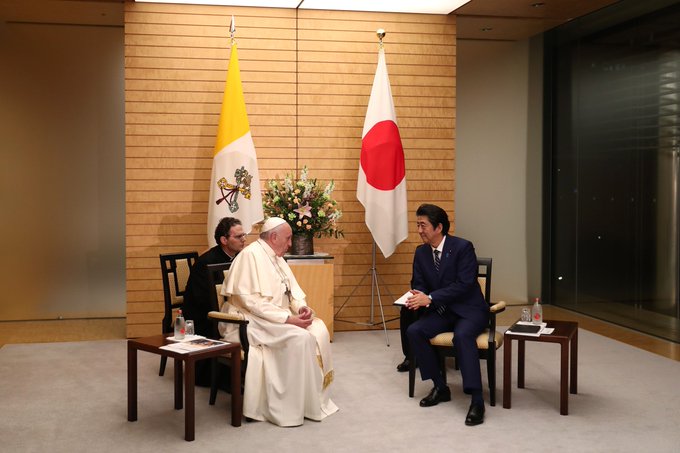 El Papa, con Shinzo Abe