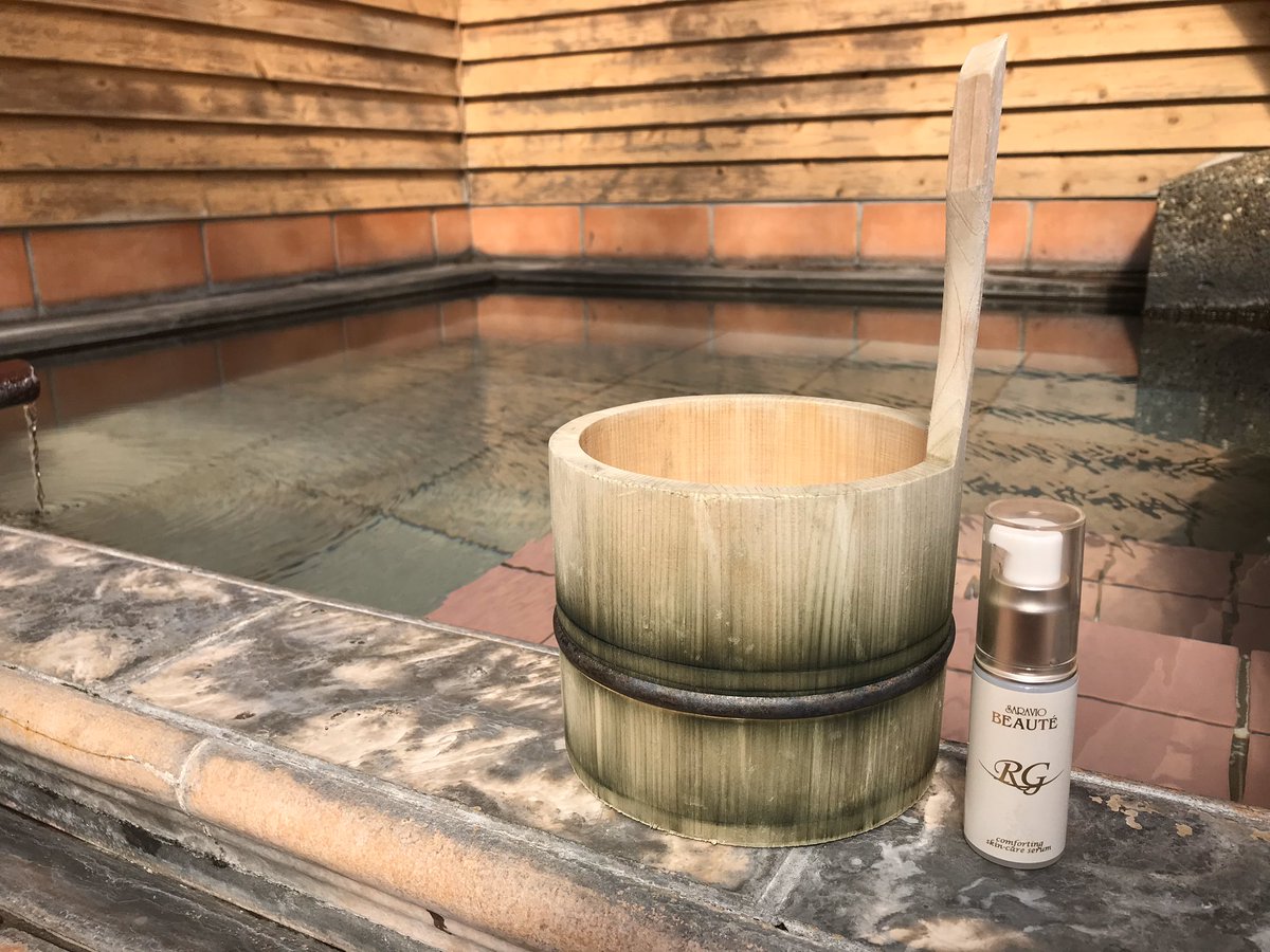 saravio_jp's tweet image. テカテカの原因は乾燥からもくる👆

メイク直しに、コンパクトサイズの美容液で
速攻保湿できちゃいます😉✨

トロンとしたテクスチャーは…
伸びが良いのに、お肌への吸収も早い⭕️
メイク直しとしても活用出来ちゃいます❣

#別府 #温泉 #RG92  #新・湯治 #Proactive療法 #サラヴィオ