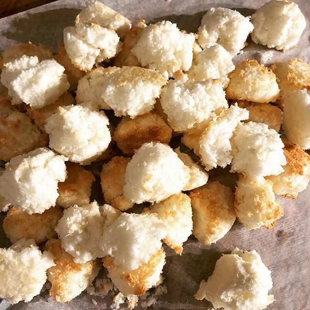 mememoniq's tweet photo. Kokos bredele (rochets coco), biscuits de Noël alsaciens pendant la période de l’avent. 
Production de notre « atelier bredele » de ce dimanche ! #kokos #kokosbredele #rocher #rochercoco #bredele #biscuit #noel #alsace 
#cuisine #food #homemade #faitmaison N'hésitez pas à no… https://t.co/HIBEgwl72L