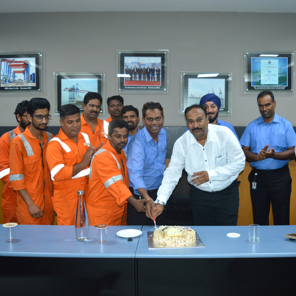 TerminalVisakha's tweet photo. VCT achieved the highest exchange of 3,475 TEUs on November 11, 2019 on M.V NEYYAR.

#Visakha #VCT #TEUS #HighestExchange #MVNeyyar #FasterTurnaround #JMBAXIGROUP https://t.co/aUhgGltpW0