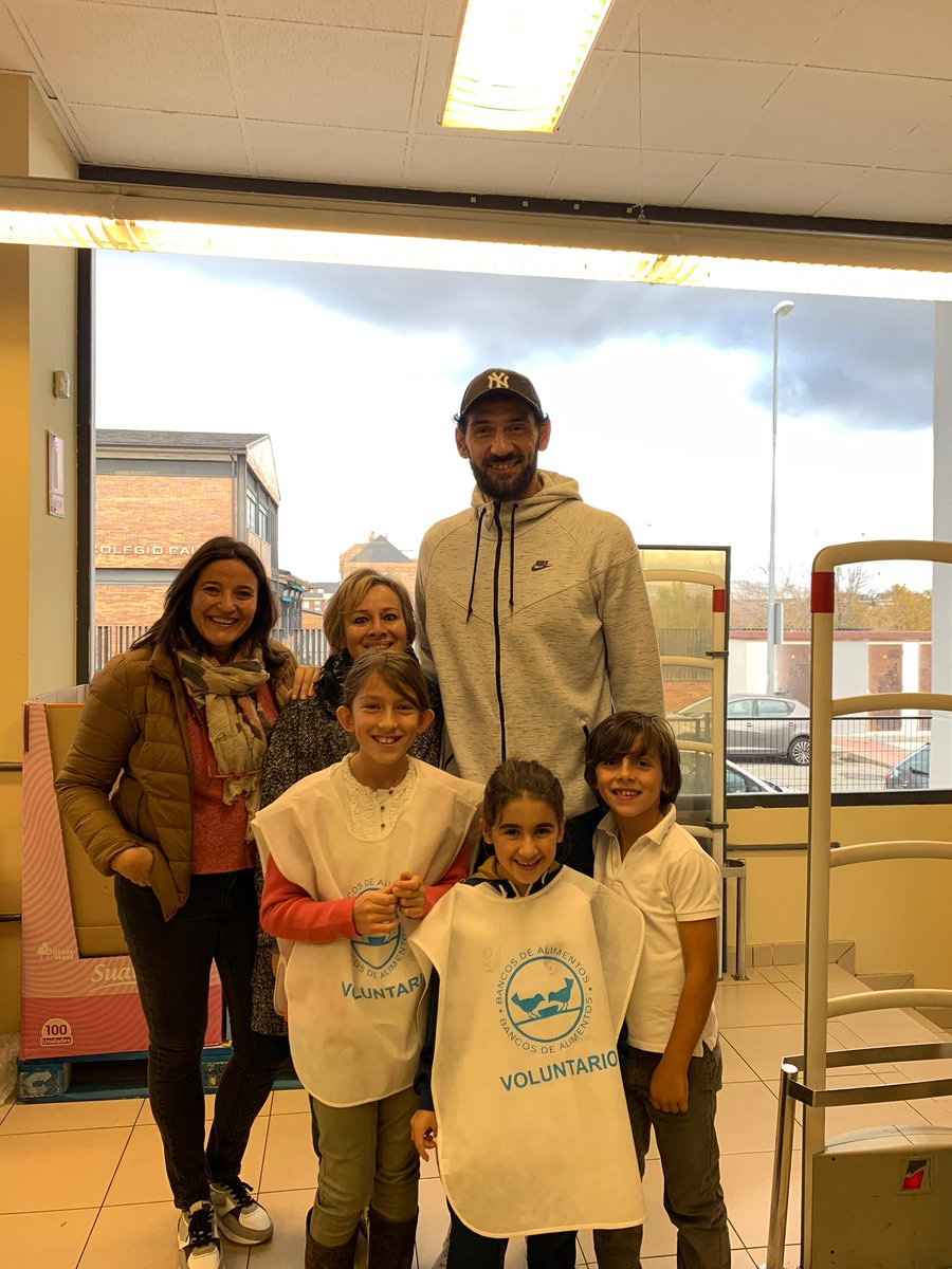 TrinityCollege1's tweet photo. Gracias a todos los alumnos, padres y profesores por haber participado en la #GranRecogidaDeAlimentos del @bancoalimadrid.
¡Buen trabajo de Trinity College Boadilla y de Trinity College S.S. Reyes! 👏🔝
#Boadilla #Sanse #TrinitySolidario https://t.co/c2EhoDYp81