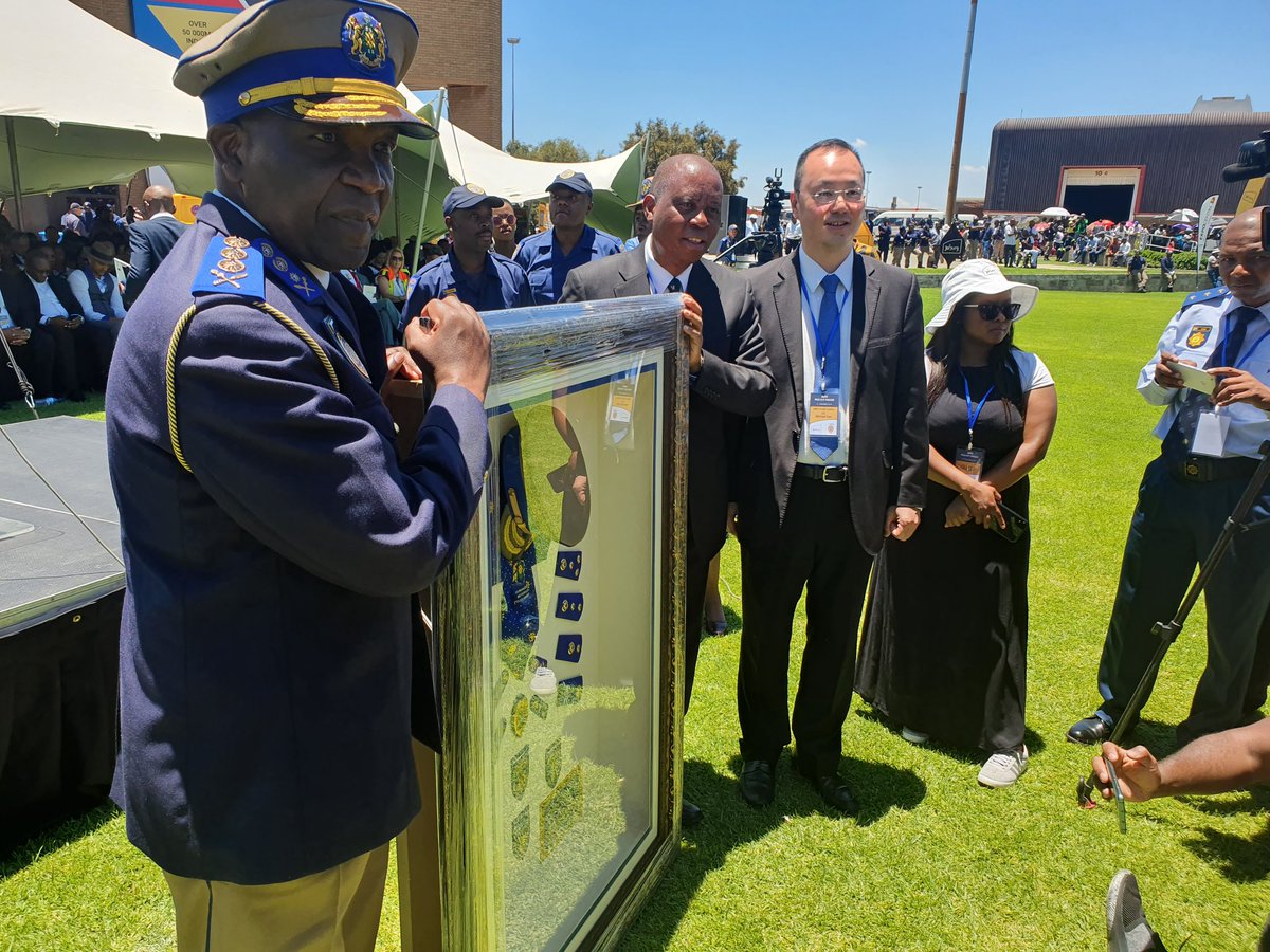 CoJPublicSafety's tweet photo. The MMC @MichaelSun168 and @AsktheChiefJMPD presents the Mayor @HermanMashaba with a gift of gratitude for his continued support #JMPDPassOutParade #JMPDGrad https://t.co/F26l32eoTW