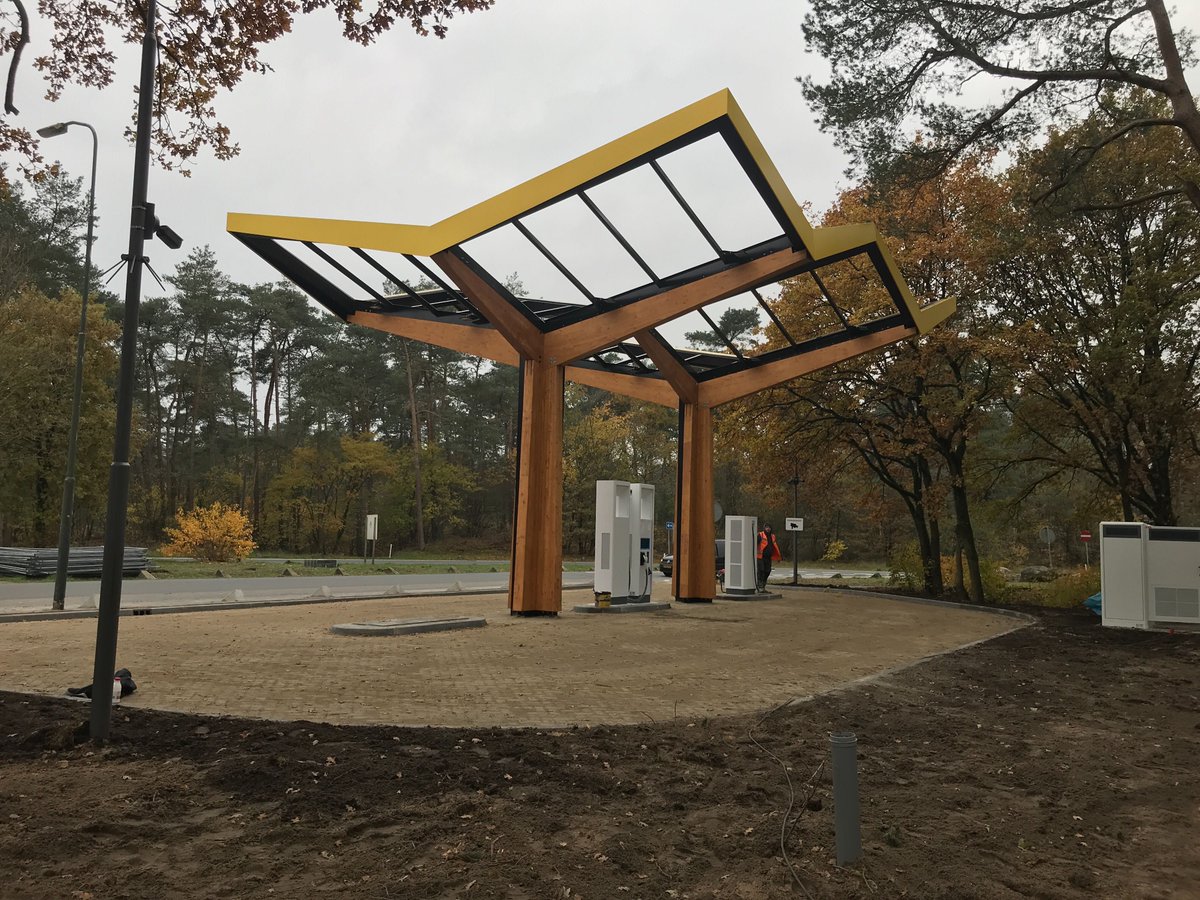 Station Willemsbos  🇳🇱 is up and running 🎉
Team Bos complete  ✅

🛣️  A28 Utrecht -> Groningen
2 x 175 kW CCS
1 x 50 kW (CCS, CHAdeMO)
🍽️ Hajé restaurant
♻️ 100% powered by the sun &amp; wind

🌍 All locations: bit.ly/33lw06d