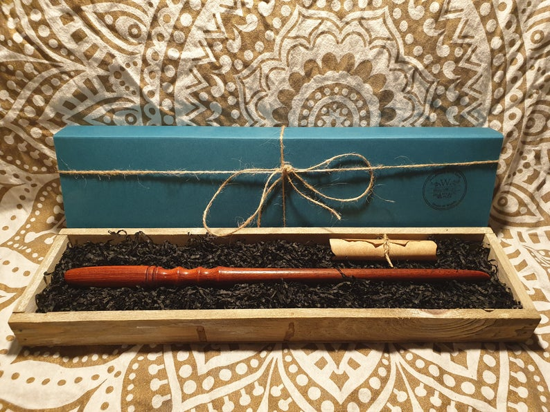 WandHouse's tweet photo. One of my personal favourites! African padauk wand. 13 inches long. From The Courtley Collection. Beautiful colour. #magic #harrypotter #wand https://t.co/ZCbNQWDAgx https://t.co/9IL0XQ5vfU