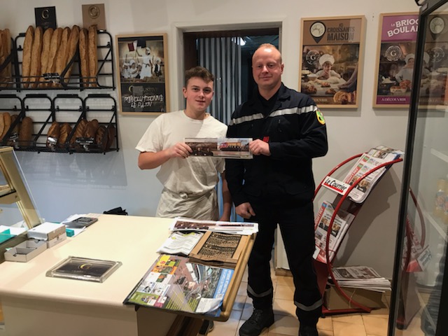 sdis08's tweet photo. #PromotionDuVolontariat à SIGNY-LE-PETIT, La maison des pains est partenaire des sapeurs-pompiers. Distribution de sacs à pain à l'effigie des #SoldatsDuFeu de la #Compagnie2 #SignyLePetit #SusciterDesVocations #JeVeuxDevenirPompier #JeMEngage #Ardennes https://t.co/jyDCHUtxnN