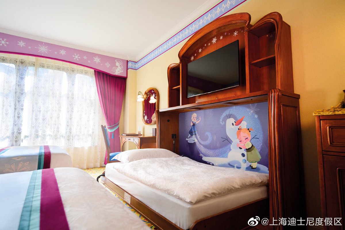あみたま 上海ディズニーランドホテルのアナ雪2装飾ルーム いつもはミッキーが寝てるトランドルベッドの壁やベッド ドアなど部屋の装飾全体がアナ雪一色になるクッションカバー スーツケースカバー スリッパ ブランケット アイマスクがもらえ