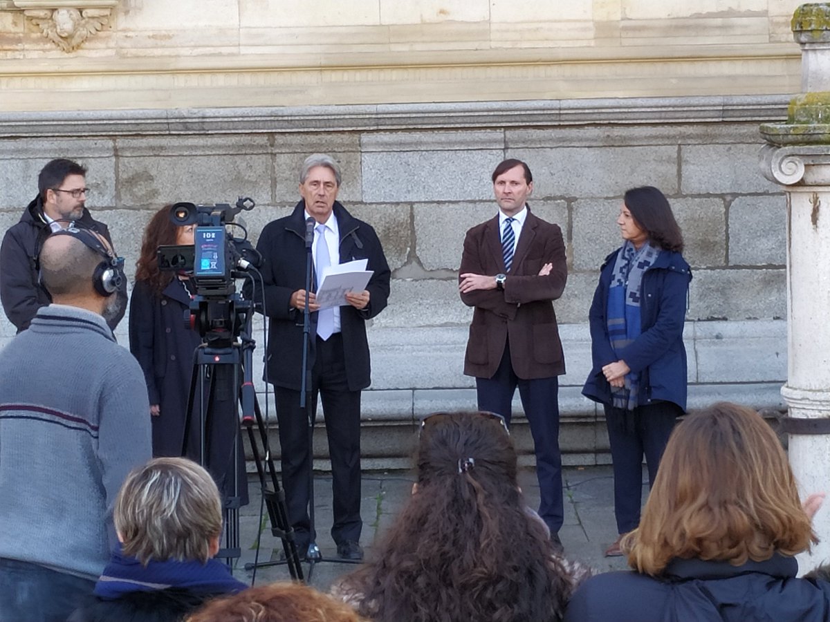 Acabo de llegar a la <a href="/UAHes/">Universidad Alcalá</a> para firmar mi contrato como profesor de la asignatura Gestión de Proyectos de Traducción e Interpretación y me topo con la Declaración Institucional por el 
#DíaContraLaViolenciaDeGénero. Muy orgulloso de esta Universidad.
