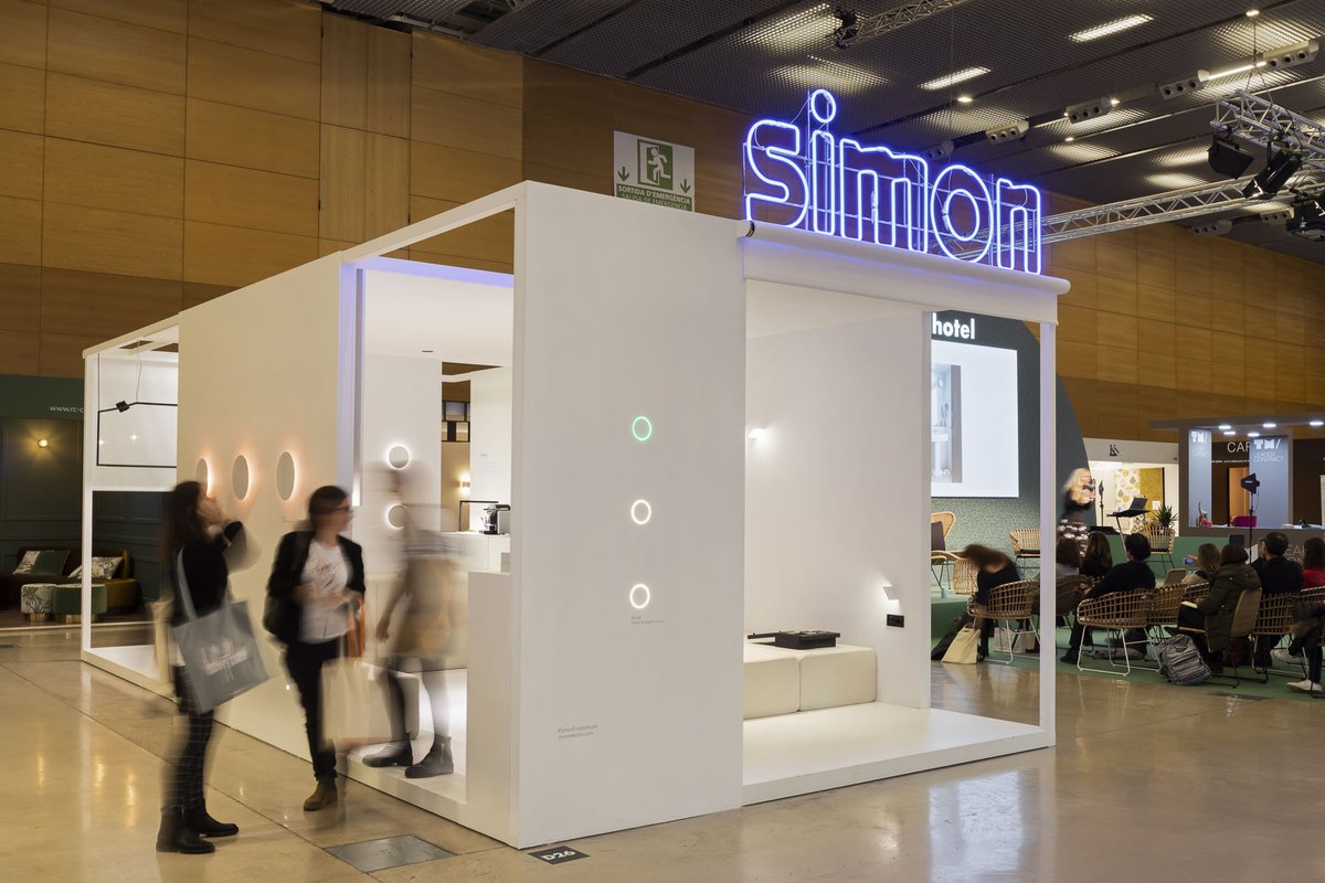 Empezamos la semana con algunas fotos de cómo quedó el stand que tuvimos en <a href="/interihotel/">interihotel</a> diseñado por Antoni Arola con las últimas novedades en #IluminaciónArquitectural, #SistemasDeControl y la #Simon100Mate. 📸⚡️
#SimonElectric