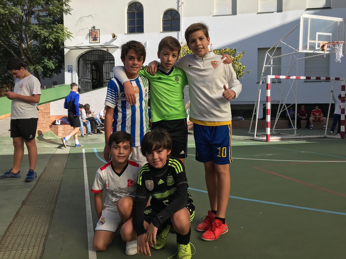 Este pasado Domingo 24 Nov se celebró un animado TORNEO DE FUTBOL organizado por nuestro Grupo Joven <a href="/GjBmhuelva/">Grupo Joven Buena Muerte</a> conjuntamente con <a href="/Hdad_Borriquita/">Hermandad Borriquita</a>  en el Colegio de nuestras MM Agustinas. 
Gracias a todos por el magnífico ambiente en un día maravilloso