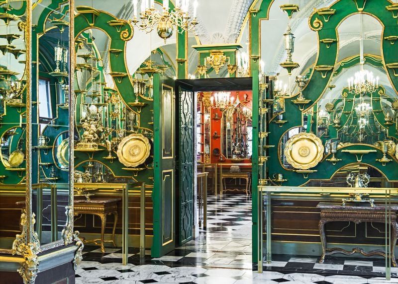 The heist in Dreden this morning, if confirmed, could be the largest art theft in history. The Grünes Gewölbe (Green Vault) was founded by Augustus the Strong in 1723, and is named after the malachite-green columns of the initial rooms.Press reports: https://twitter.com/incunabula/status/1198909466680451072