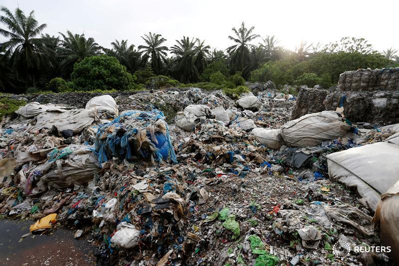 Britain to take back 42 containers of plastic scrap illegally shipped to Malaysia reut.rs/2DaD2jQ