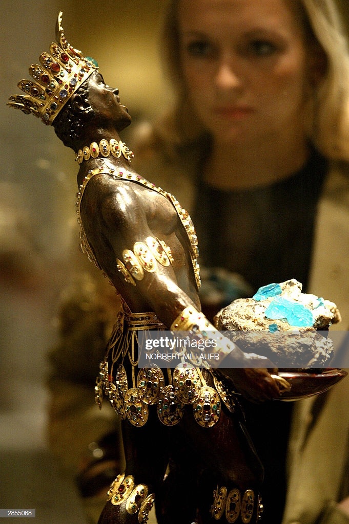 One of the most important statues in the Grünes Gewölbe collection is the "Moor with Emerald Cluster" (Mohr mit Smaragdstufe; also known as the "Moor with Platter of Emeralds"). It was manufactured by the royal goldsmith Johann Melchior Dinglinger in 1724. 1/2