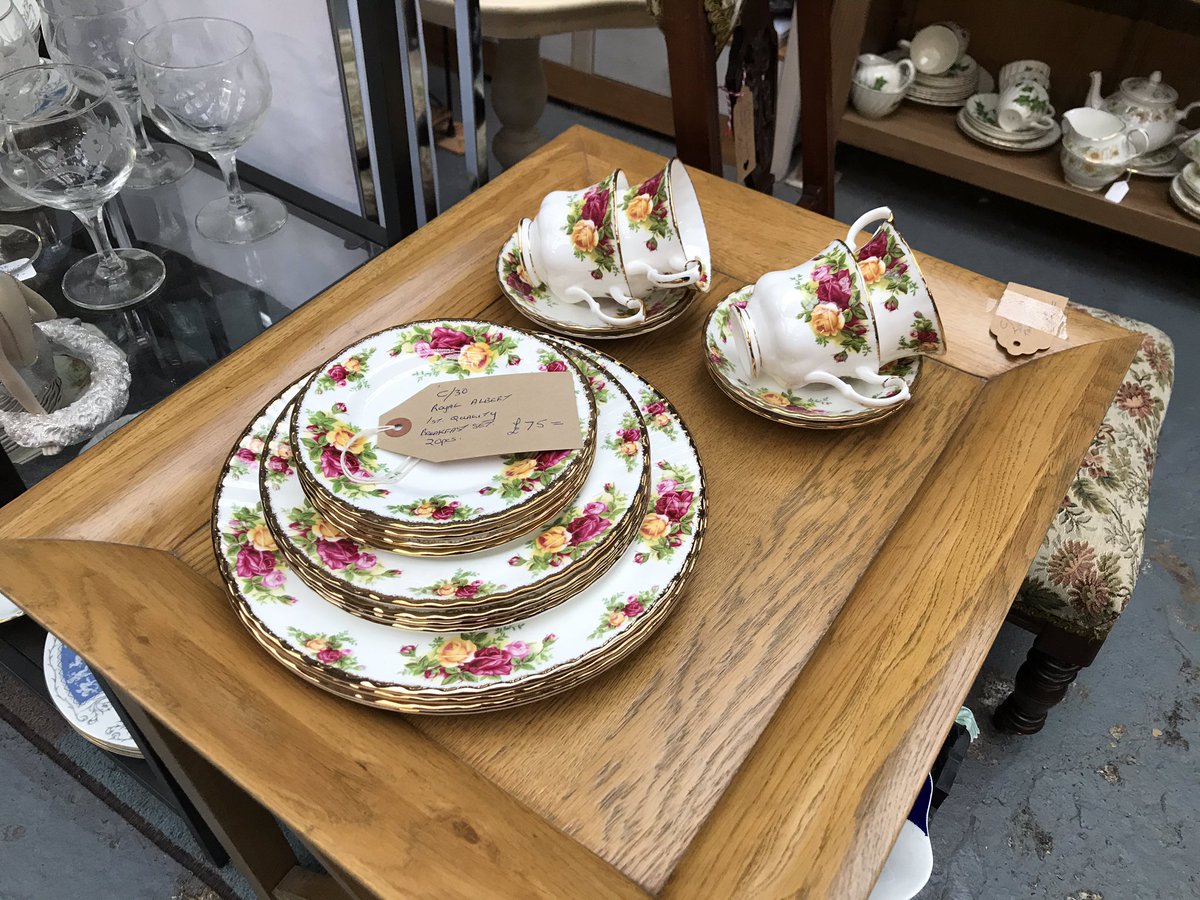 If you’re out and about looking for a retro lamp, needle felted bears, a marble chopping board or some crockery then turn around, we’ve got it all here plus lots more items you didn’t know you needed 👍 #shoplocal