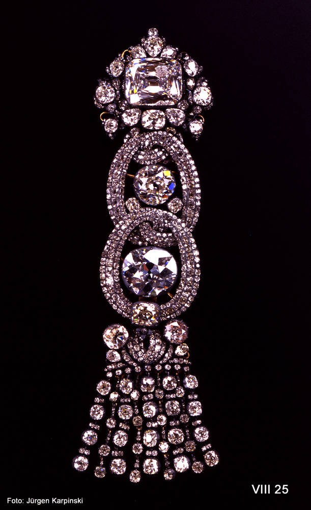 The 'Juwelen-Garnituren' constitute the largest collection of jewels in Europe. Here, the "Dresden White" or "Saxon White" (Sächsische Weiße), a 49.71-carat carat cushion-shaped diamond, is on display.Also unique is a 648-carat sapphire, a present from czar Peter I of Russia.