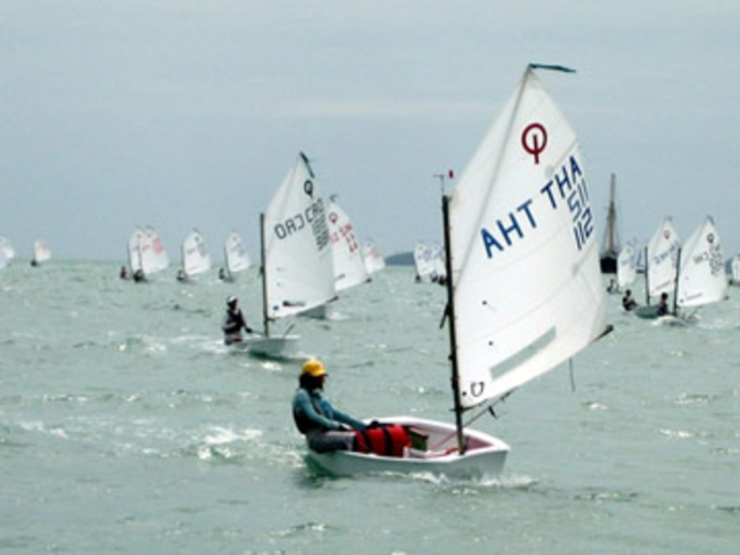 ☕Après la pause networking, nouvelle table ronde consacrée à un dossier cher aux anglo-saxons : comment ramener les jeunes à la voile. "Les requêtes Google sur "Sailing" chutent tandis que celle sur "Surfing" et "Paddleboarding" s'envolent...", rappelle le panel. #YRF2019