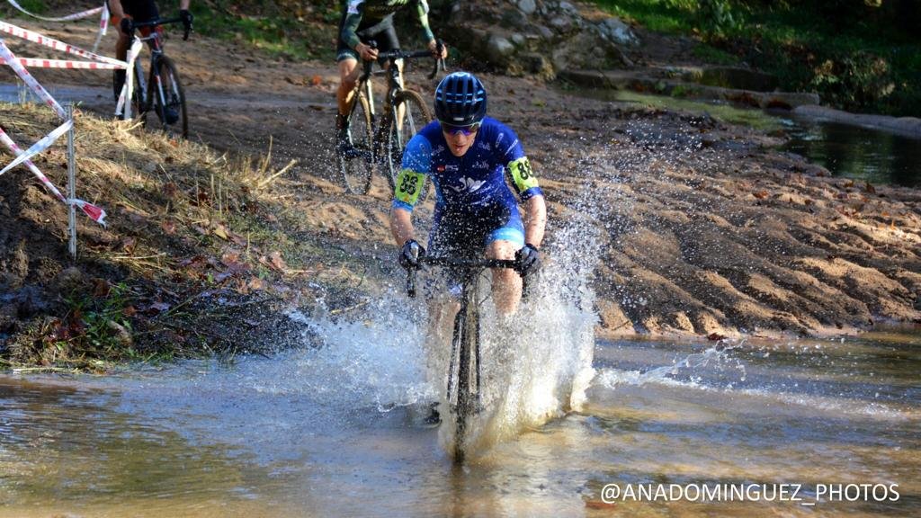 🚴‍♂️ <a href="/alexruizr/">Alex Ruiz</a> sigue chapoteando este invierno en diversas pruebas de ciclocross del circuito catalán. Una fenomenal forma de afrontar la pretemporada.

Este domingo concluyó séptimo en Santa Coloma de Farners, logrando el tercer mejor puesto entre los sub 23.

📸 Ana Domínguez