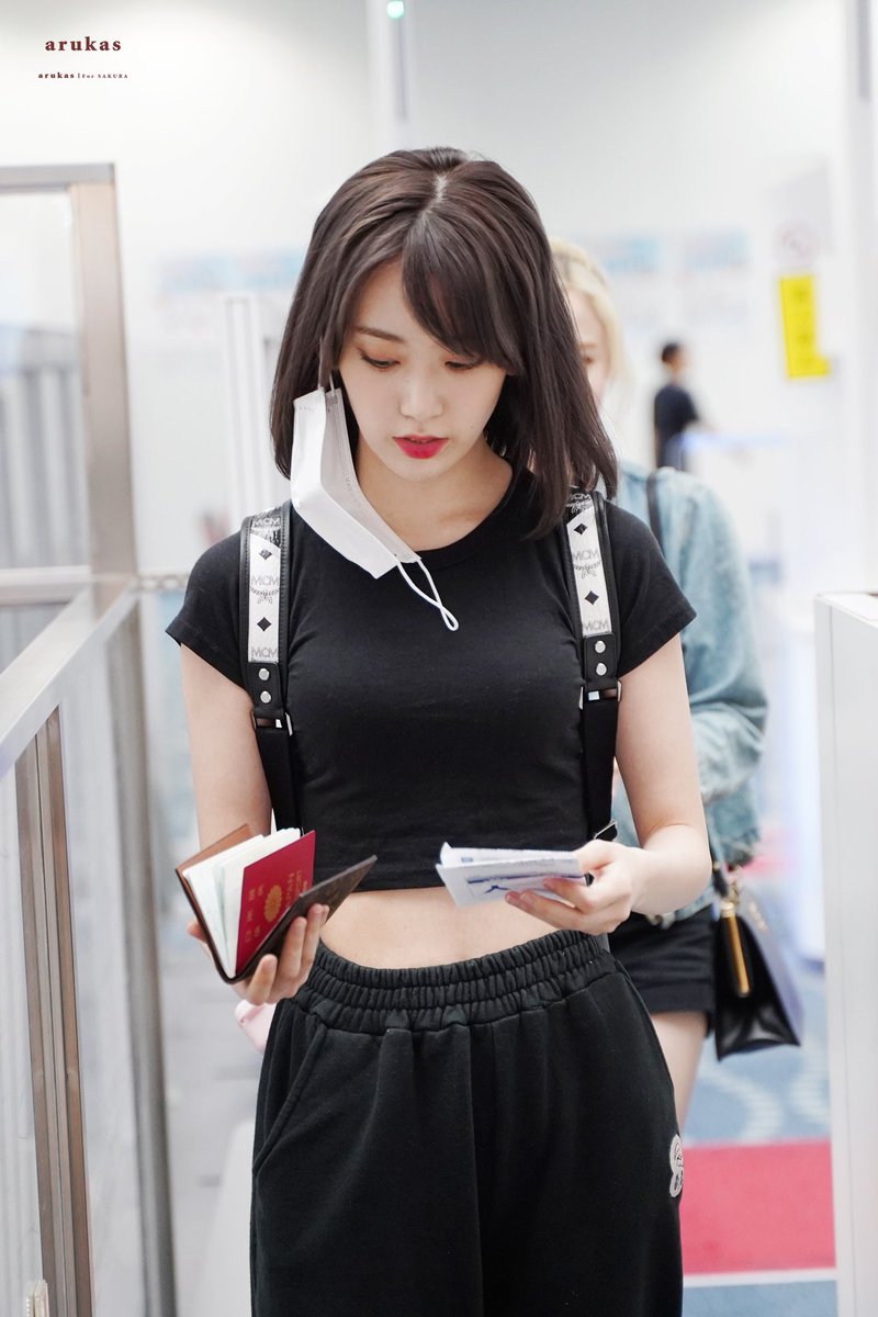 箱入りトマト Twitterissa あ 腹を出す私服の季節が終わってしまって悲しいよ でもホント 心から冬服も楽しみにしてます