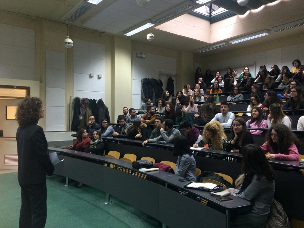 Si è svolto oggi l’evento “FarmOrienta” organizzato dal Dipartimento di Scienze dell’@UniBasilicata.
Irene Masiello - scale up e start up consultant, ha illustrato il modello di “Farmacia Moderna”, che ha dato vita a nuovi ambiti di applicazione  nuove opportunità professionali.