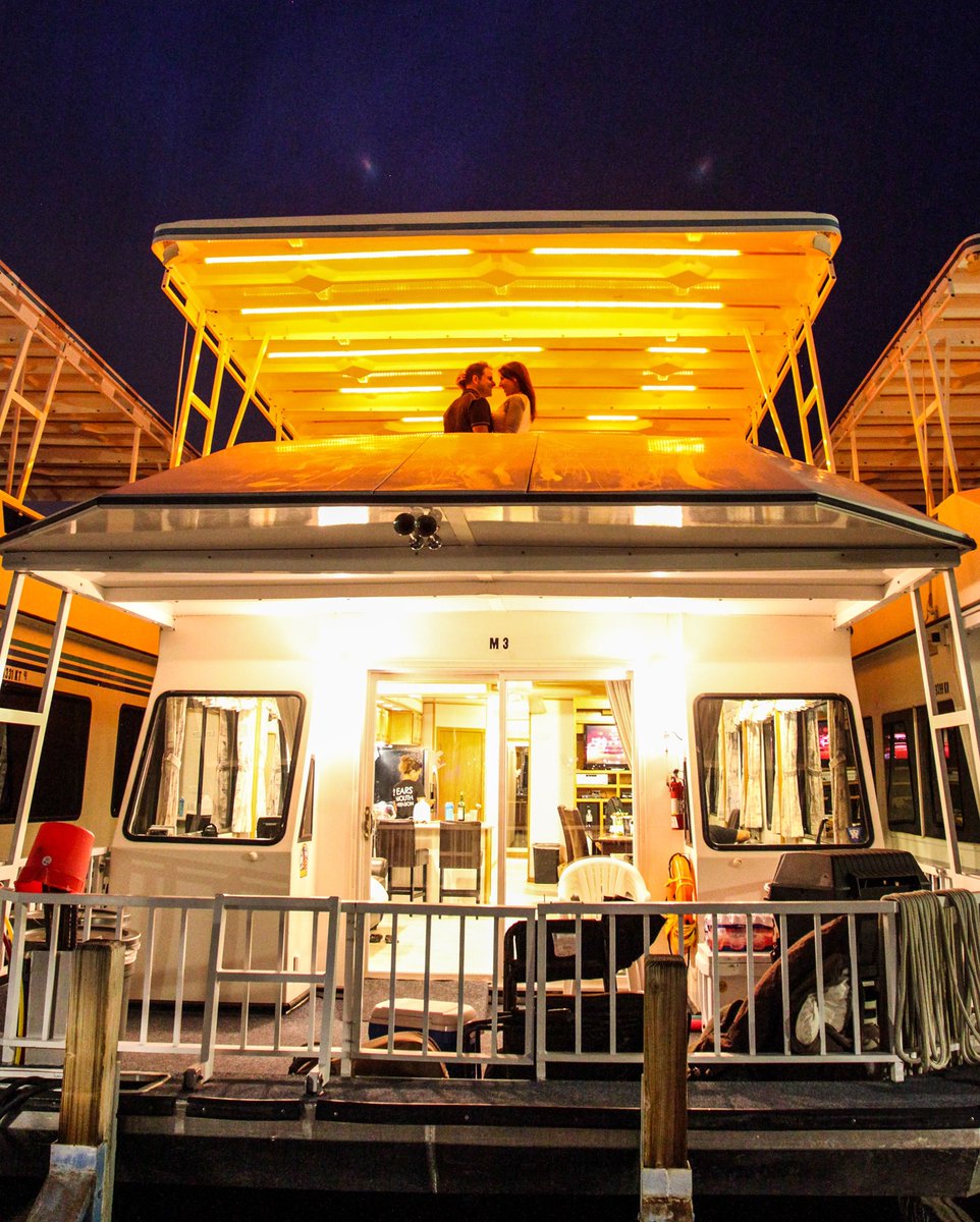 We see a romantic getaway in store this holiday season. Reserve a trip today: bit.ly/2IjYSmw