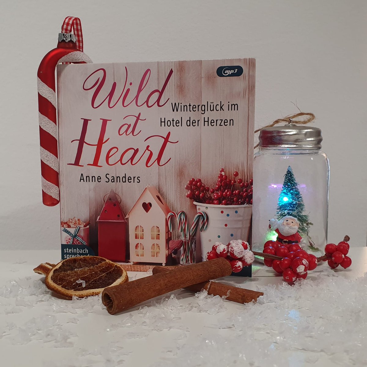 sprechendebuech's tweet photo. Wenn der #Schnee draußen noch auf sich warten lässt, muss man eben nachhelfen - mit #Weihnachtsdeko und passenden Geschichten! ❄❤ Das neue #Hörbuch von #AnneSanders macht garantiert #Vorfreude auf die #Weihnachtszeit🎄

Wild at Heart - Winterglück im Hotel der Herzen https://t.co/FL3tgDU8ml