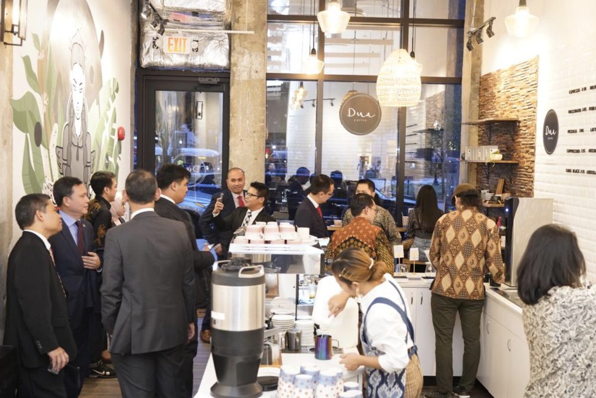 Vice Min. of Trade Jerry Sambuaga &amp; Amb. Siregar opened the Thanksgiving Ceremony of Dua Coffee DC on 11/19. They hope this success can inspire young diaspora to grow their entrepreneurial skills and promote Indonesian products worldwide! <a href="/KBRIWashDC/">Indonesian Embassy DC</a>