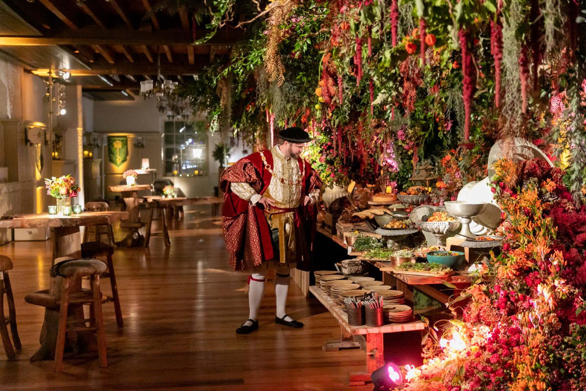 Henry VIII surveying the Medieval fayre on offer at the banquet for #Engage19's welcome party at the #TowerofLondon. There is no one better than the King himself to royally entertain guests and bring history alive within the historical castle. 🏰👑<a href="/HRP_Events/">HRP Events</a> 📸<a href="/JohnCainPhoto/">JohnCain Photography</a>