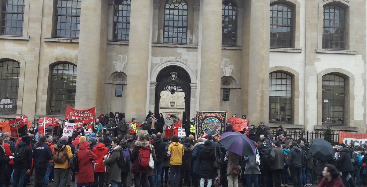  @OxfordUCU is on strike starting today. As a teaching assistant  @ODID_QEH I'm on strike too.Impressive gathering on the picket line and rally on day 1 of this 8-day strike action outside the vice-chancellor's office in the Clarendon Building (Thread 1/n)