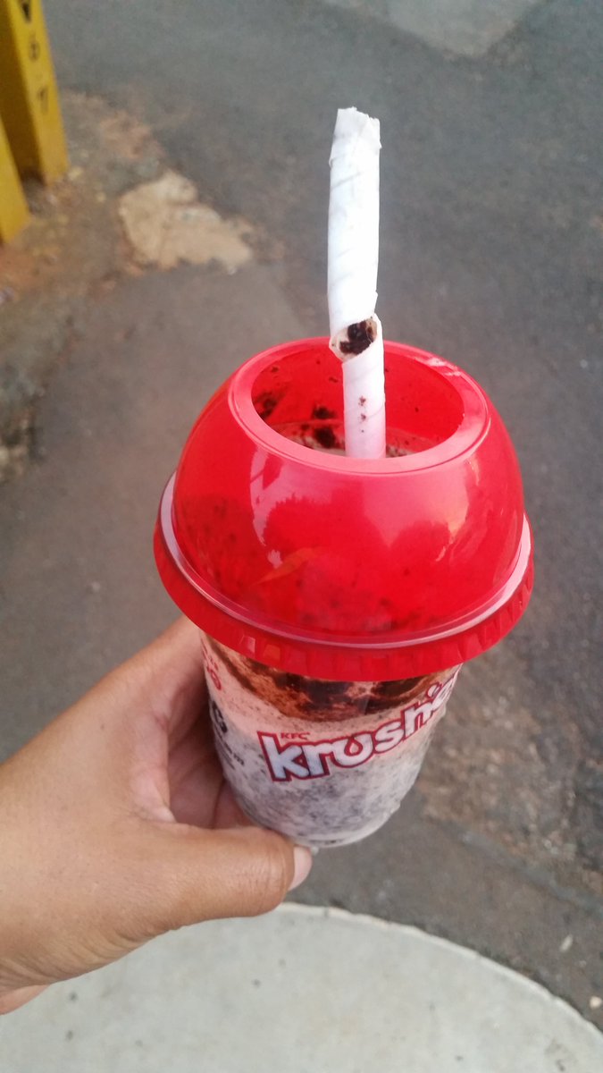 SamyyL's tweet photo. @KFCSA this is not on yaz bafethu. I only drank R10 out of R26 and your paper straw does this. I understand you are all about environmental friendly kodwa nithini ngemali yami?? https://t.co/2nEb38VCIv