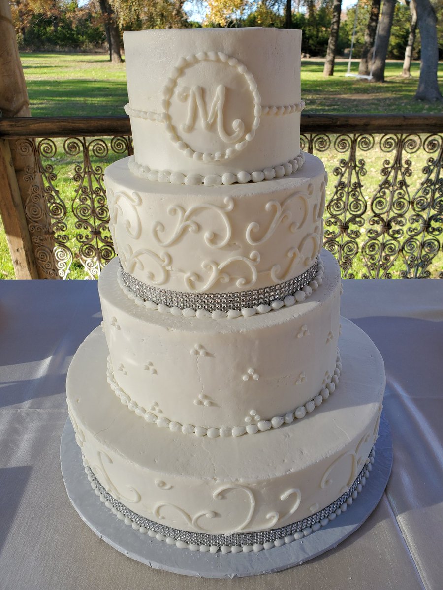 Blessed to design a cake for our Kindred Oaks bride. She chose a  French Vanilla cake w Strawberry filling. LOVE her bling & design choice. Call us 512-670-2105
#cake #cakes #weddingcake #weddingreception #kindredoaks #cakedesign #cakeflavors #roundrockcake #wedding #weddingideas