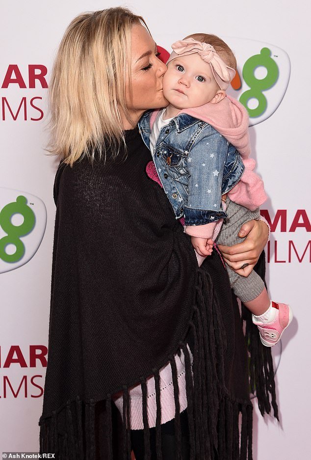 HanSpearrittNET's tweet photo. Look at these cuties! Hannah, baby Téa and Adam attended Bing's Christmas premiere in London yesterday!

@hannahspearritt #hannahspearritt https://t.co/St0h6Ch1fX