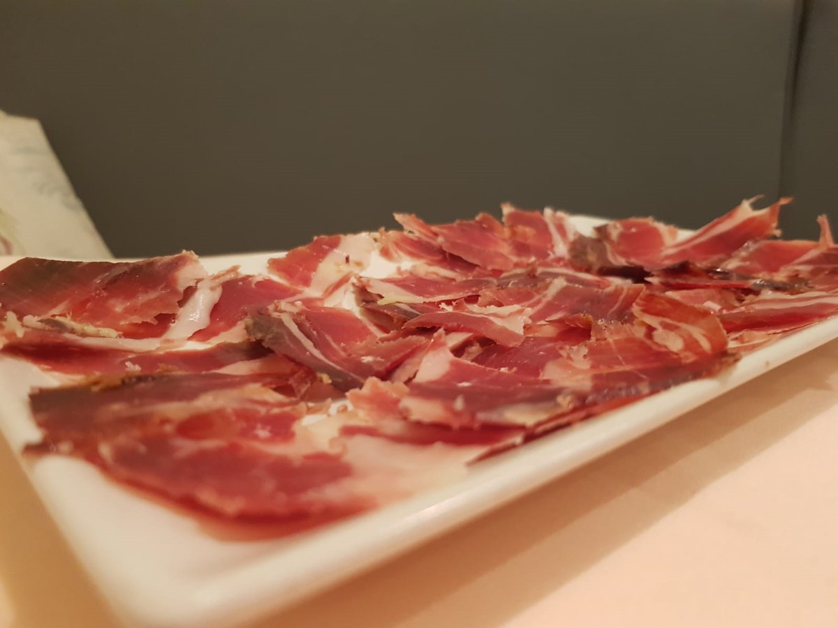 Los clásicos que siempre apetecen nunca pasan de moda ¿Empezamos la noche con sabor ibérico?😋
#LaAguja #Gastronomía

➡️bit.ly/cartaimagenes