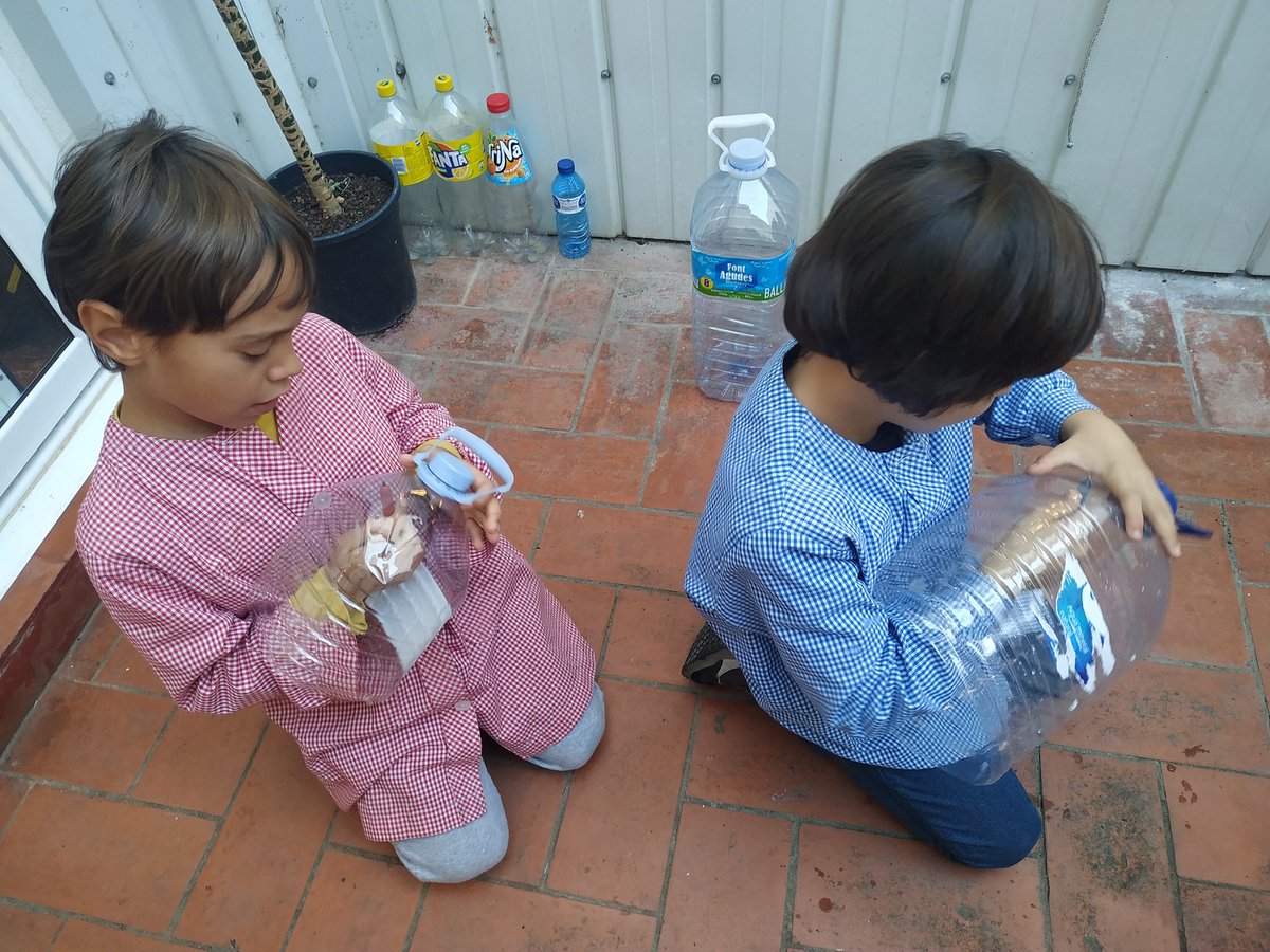 LauraMiCa3's tweet photo. El nostre hortet de 2n va creixent! Malgrat les dificultats que trobem, sempre tenim bones idees per a resoldre-les! Ara hem fabricat uns súper hivernacles pel fred i els llimacs que han aparegut! #hort #escola #2nprimaria @escolaminguella https://t.co/aPdl5X28J3