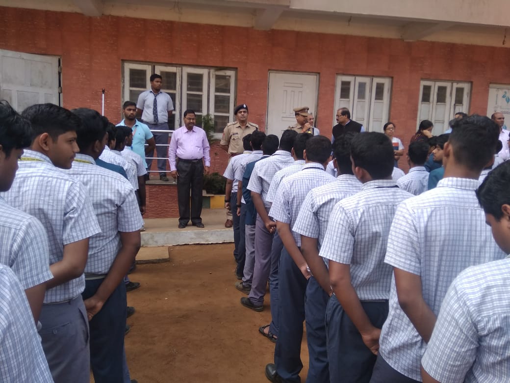 cpbbsrctc's tweet photo. Pledge administered to the students of Venkateswar English Medium School C.S.Pur, Bhubaneswar by Shri Anirudha Routray, ACP, CP Hqrs. Bhubaneswar.
#IPledgeToFollowTrafficRules
@CMO_Odisha @SarangiSudhansu @sagarika_nath @odisha_police https://t.co/3ey8PXkDGU