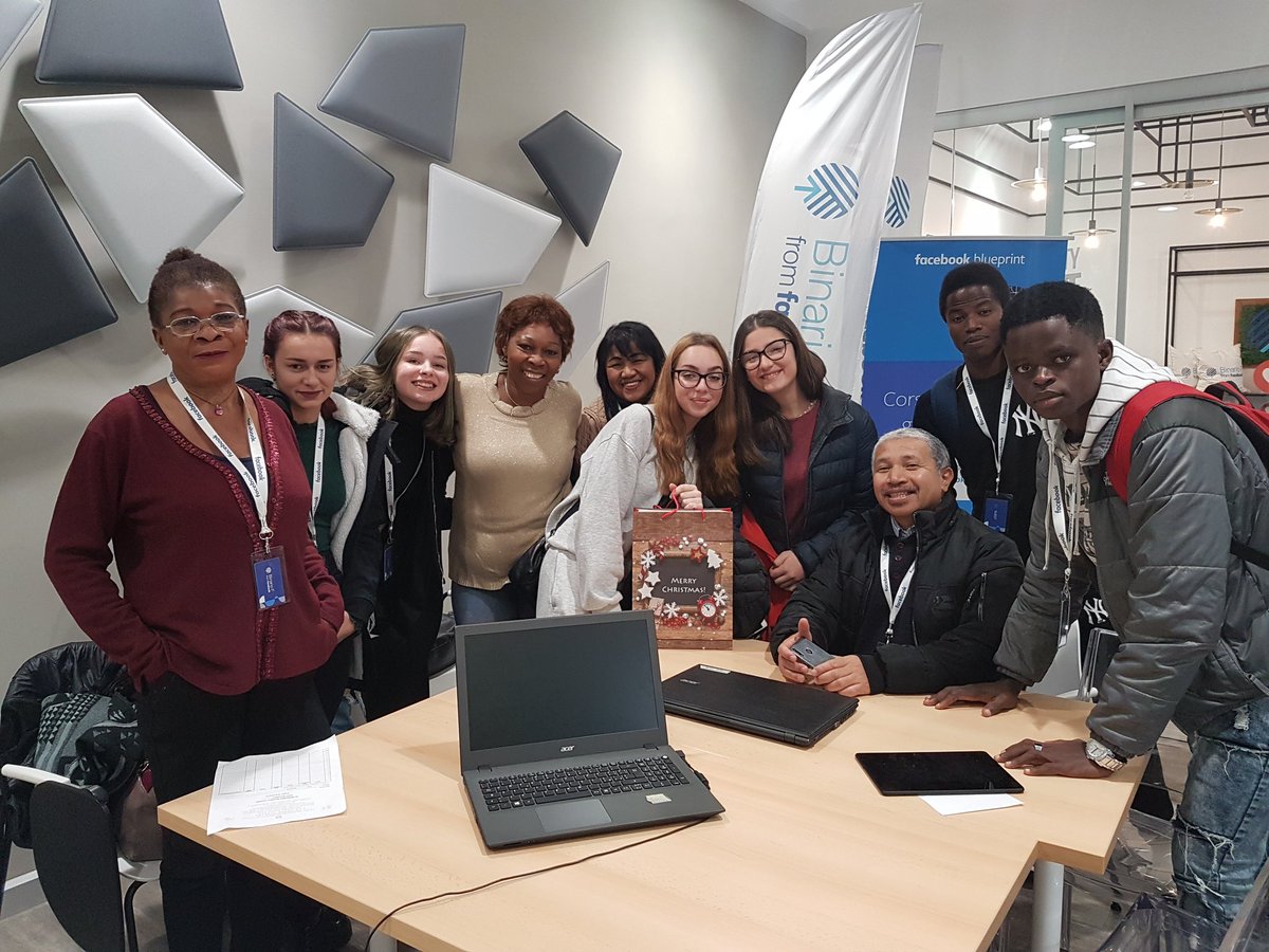fmdigitale's tweet photo. Il primo giorno l'imbarazzo ha reso difficile la comunicazione. Oggi, durante l'ultimo incontro #WelcomeToTheWeb #VagonInclusivo, si faceva fatica a rimanere nell'hub #BinarioF @facebook #confronto e #condivisione le keywords del percorso #interculturale di #studenti e #migranti https://t.co/n4KCSe8sYX