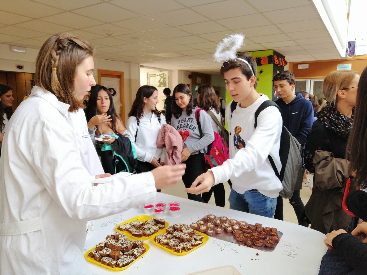 qwerty_asti's tweet photo. Fotos de nuestra venta de dulces allá en Halloween. Hemos estado a tope con los exámenes pero estamos de vuelta y con muchas ganas!!! #astichallenge #AstiChallenge2019 #AstiChallenge2020 #asti #TeamQwerty #halloween2019 https://t.co/jl9QrWyGv6 https://t.co/JpDXuA9mzf