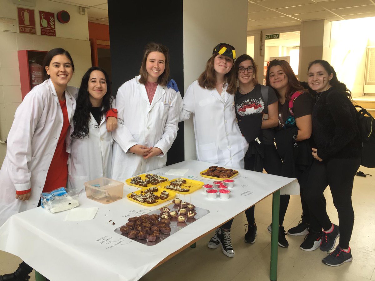 qwerty_asti's tweet photo. Fotos de nuestra venta de dulces allá en Halloween. Hemos estado a tope con los exámenes pero estamos de vuelta y con muchas ganas!!! #astichallenge #AstiChallenge2019 #AstiChallenge2020 #asti #TeamQwerty #halloween2019 https://t.co/jl9QrWyGv6 https://t.co/JpDXuA9mzf